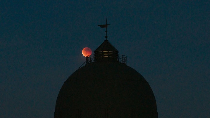 Totale Mondfinsternis: Roter Mond strahlt über NRW